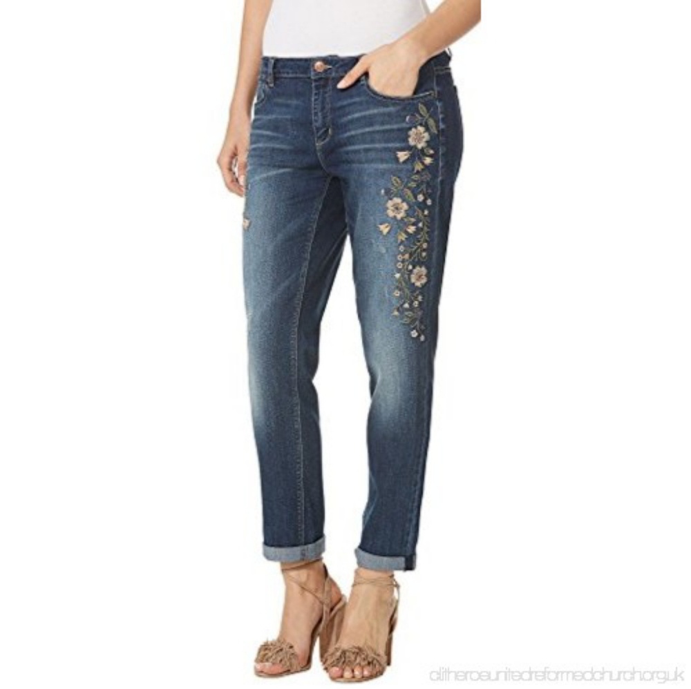 NWOT embroidered boyfriend jeans